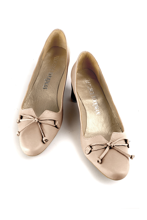 Women's powder pink dress pumps with a knot on the front. Round toe. Low kitten heels - Top view